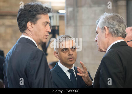 L'ancien Premier ministre britannique Gordon Brown, l'ancien leader travailliste Ed Miliband et le maire de Londres Sadiq Khan au service commémoratif à la cathédrale de Southwark, Londres pour l'ex-secrétaire de la culture, la Baronne, Tessa Jowell. Banque D'Images