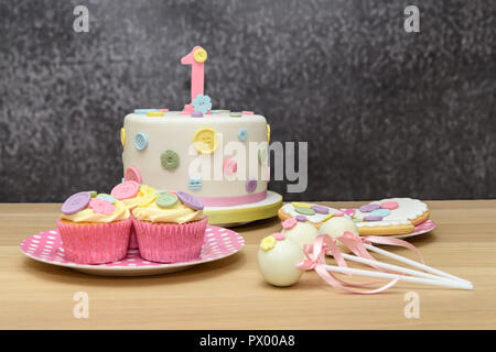 1er anniversaire gâteau avec des petits gâteaux, biscuits et cakepops Banque D'Images