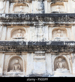 Détail de statues de Bouddha au temple de Mahabodi à Bagan, Myanmar Banque D'Images