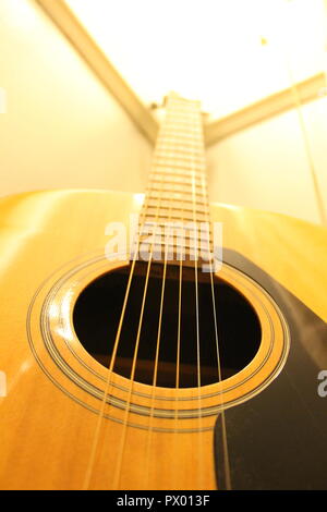 Des cordes non coupées guitare acoustique gros plan Banque D'Images