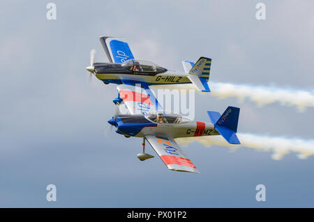 Andy Hill pilote aux commandes de son avion RV-8 Cars homebuilt HILZ-G8RV de tors display team. Andy Hill pilote de Hawker Hunter à Shoreham. Avec Alister Kay Banque D'Images