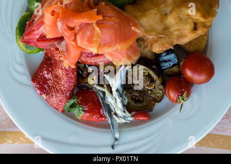 Les anchois, le saumon, l'aubergine, poulet frit, poivron rouge, choux de Bruxelles, tomates cerises sucrées colorées en plaque blanche, de la vitamine A dans les aliments, guérir Banque D'Images