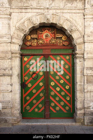 L'Estonie, Tallinn, centre historique. Maison des Têtes Noires de porte et façade. UNESCO World Heritage Site. Banque D'Images