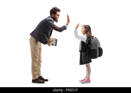 De toute la longueur d'un enseignant d'une écolière fiving haut isolé sur fond blanc Banque D'Images