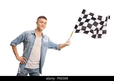 Adolescent qui agitait un drapeau à damiers race isolé sur fond blanc Banque D'Images