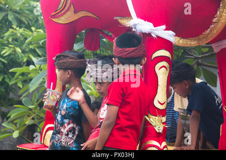 UBUD, BALI - Janvier 2018 : Une cérémonie de funérailles et de crémation dans un petit village près de Ubud sur l'île de Bali en Indonésie Banque D'Images