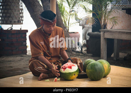 PEMUTERAN, BALI - Janvier 2018 : Watermelon sculpture est un art très précis effectué par les hommes à Bali, Indonésie Banque D'Images