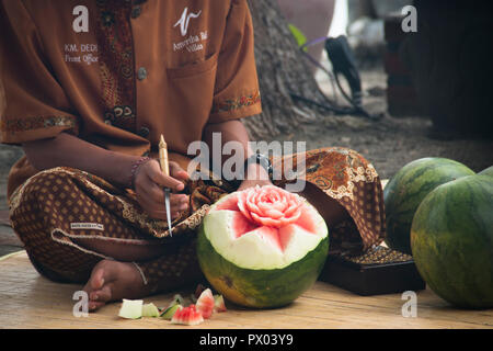 PEMUTERAN, BALI - Janvier 2018 : Watermelon sculpture est un art très précis effectué par les hommes à Bali, Indonésie Banque D'Images