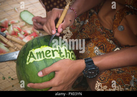 PEMUTERAN, BALI - Janvier 2018 : Watermelon sculpture est un art très précis effectué par les hommes à Bali, Indonésie Banque D'Images