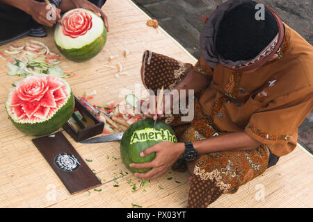 PEMUTERAN, BALI - Janvier 2018 : Watermelon sculpture est un art très précis effectué par les hommes à Bali, Indonésie Banque D'Images