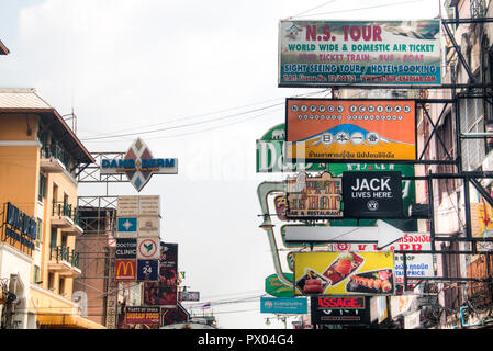 BANGKOK, THAÏLANDE - Février 2018 : de nombreux signes de Khao San Road, le célèbre backpacker road à Bangkok, la capitale de la Thaïlande Banque D'Images