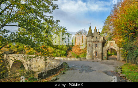 Vieux Pont D'AVON BALLINDALLOCH CHÂTEAU GRAMPIAN ECOSSE LE PONT ET GATEHOUSE BARONNIAL EN AUTOMNE Banque D'Images