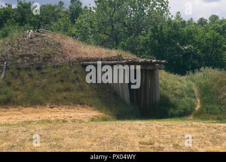 Le Mandan reconstruit earth lodge en sur-A-Slant Village indien sur la rivière Missouri, dans le Dakota du Nord. Photographie Banque D'Images