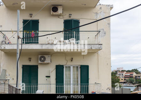 Un balcon sur le béton petit immeuble à Kassiopi, Corfou Banque D'Images