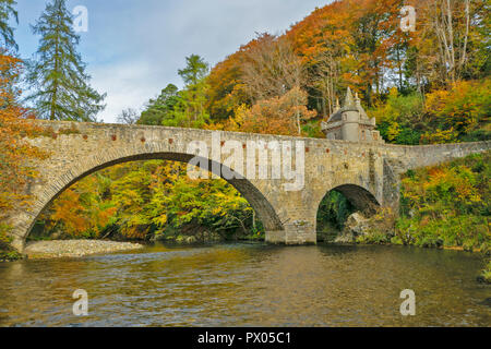 Vieux Pont D'AVON BALLINDALLOCH CHÂTEAU GRAMPIAN ECOSSE LE PONT ET L'ENTRÉE EN AUTOMNE Banque D'Images