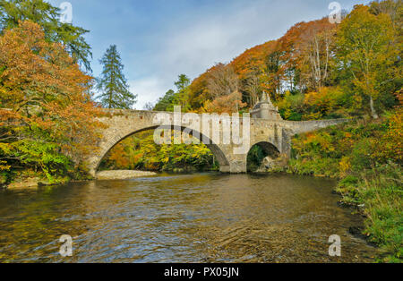 Vieux Pont D'AVON BALLINDALLOCH CHÂTEAU GRAMPIAN ECOSSE LE PONT ET PORTE LES COULEURS DE L'AUTOMNE Banque D'Images