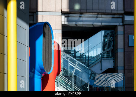 Le rouge et le bleu d'air extérieur 88, rue du Bois de construction de gratte-ciel. Londres, Angleterre Banque D'Images