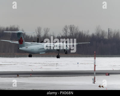 Québec,Canada. Un Air Canada Bombardier Dash 8 Q400 YUL l'atterrissage à l'aéroport international Pierre-Elliott-Trudeau de Dorval. Banque D'Images