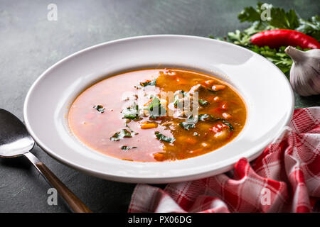 Soupe de goulash hongrois traditionnels sur la table. Banque D'Images