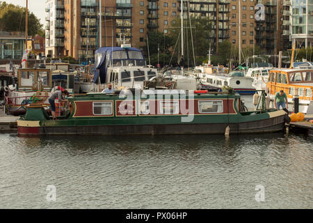 La préparation du bateau pour le départ sur les eaux calmes du bassin de Limehouse, Londres, Royaume-Uni pour s'amarre à un autre emplacement et de quitter le quai. Banque D'Images