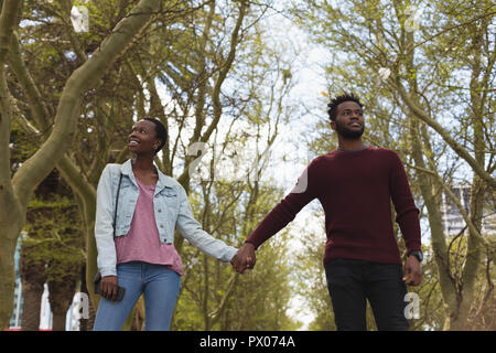 Couple holding part dans le passage libre en ville Banque D'Images