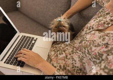 Man tout en caressant son chien à la maison Banque D'Images