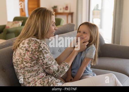 Mère jouant avec sa fille dans la salle de séjour Banque D'Images
