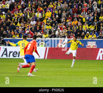 Harrison, NJ - 16 octobre 2018 : Carlos Bacca (7) contrôles de la Colombie lors de la balle de match de football amical entre le Costa Rica et la Colombie au Red Bull Arena La Colombie a remporté 3 - 1 Banque D'Images