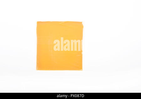 Une seule tranche de fromage américain transformés Jaune sur blanc Banque D'Images