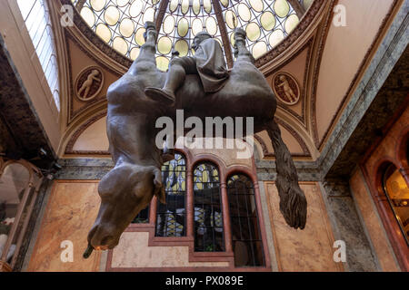 Wenceslas roi équitation un cheval mort suspendu à un dôme, Palais Lucerna, Prague, République tchèque. Banque D'Images