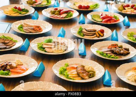 Présentation de l'alimentation de l'avion avec variété de repas en vol Banque D'Images