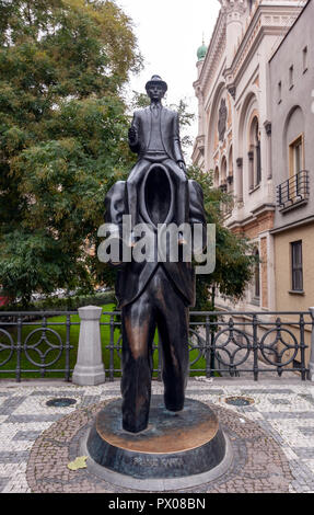 Monument de Franz Kafka, la sculpture par l'artiste Jaroslav Róna, Vězeňská street dans le quartier juif de Prague, République tchèque. Banque D'Images