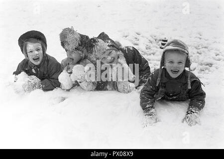 L'hiver dans les années 1950. Des enfants jouent dans un parc à Stockholm. Ils ne semblent pas être le point de congélation. Suède 1954. Ref 2A-14 Banque D'Images