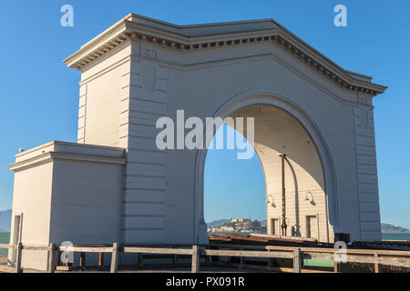 Vue de l'Île Alcatraz à travers le Vieux Port Gate à Fisherman's Wharf, San Francisco, California, United States Banque D'Images