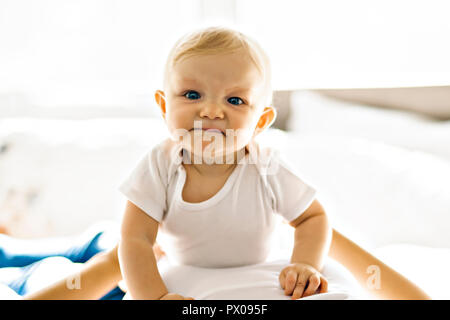 Mère avec bébé sur le lit. Banque D'Images