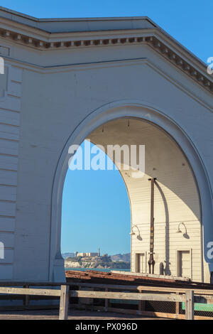 Vue de l'Île Alcatraz à travers le Vieux Port Gate à Fisherman's Wharf, San Francisco, California, United States Banque D'Images