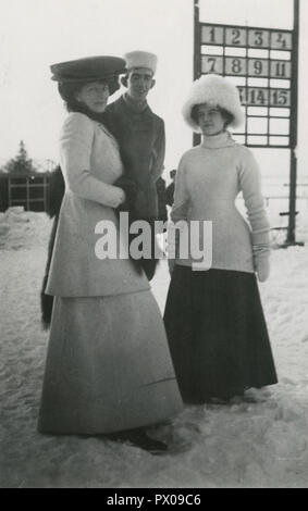 L'hiver au début du xxe siècle. Le Prince Wilhelm, 1884-1965 et son épouse la grande-duchesse Maria Pavlovna de Russie, vers la droite. Habillé pour une journée d'hiver. Suède 1910. Banque D'Images