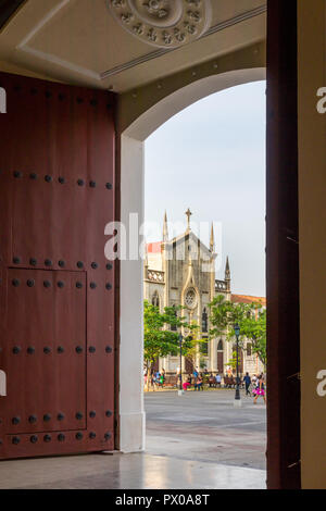 Vue depuis l'entrée de la cathédrale à l'Assumption College de León, Nicaragua, Amérique Centrale Banque D'Images