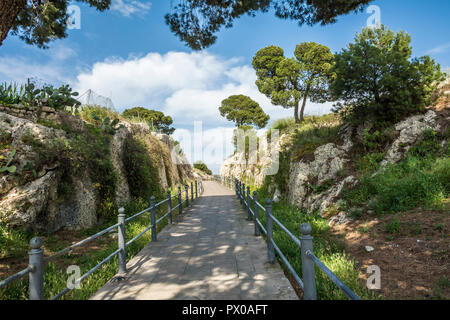 Belle promenade dans la ville de Cagliari, Sardaigne, Italie. La marche, qui vont à travers l'ouest murs du quartier historique de 'Castello' , c'est un des m Banque D'Images