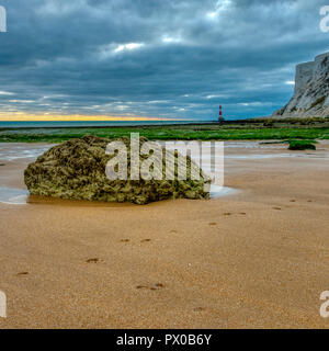 Beachy Head Light de la plage sur une soirée d'automne coucher du soleil avec le traitement HDR, East Sussex, UK Banque D'Images