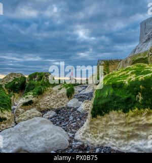 Beachy Head Light de la plage sur une soirée d'automne coucher du soleil avec le traitement HDR, East Sussex, UK Banque D'Images