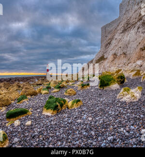 Beachy Head Light de la plage sur une soirée d'automne coucher du soleil avec le traitement HDR, East Sussex, UK Banque D'Images