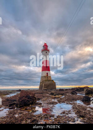 Beachy Head Light de la plage sur une soirée d'automne coucher du soleil avec le traitement HDR, East Sussex, UK Banque D'Images