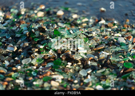 Galets de verre coloré cette plage à Vladivostok, Russie, la plage était utilisée comme un dépotoir il y a des années, la nature a dégringolé la vitre et poli Banque D'Images