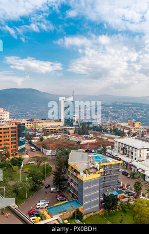 Kigali, Rwanda - le 21 septembre 2018 : une vue plongeante sur le centre-ville avec Kigali City Tour contre la toile de fond des collines, sous un fond bleu Banque D'Images