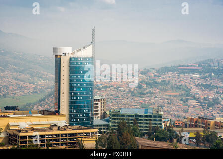 Kigali, Rwanda - le 21 septembre 2018 : Kigali City Tower isolé sur fond de collines brumeuses que fondu dans la distance Banque D'Images