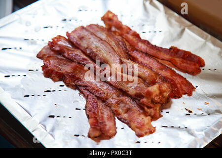 Fun pour de délicieux plats préparés de porc grillé au bacon prêt à manger sur du papier aluminium. Huile sain et copieux une viande riche en matières grasses et de protéines, international Banque D'Images