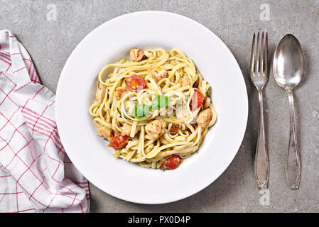 Délicieux plat de pâtes au saumon, tagliatelle ou linguine pâtes. High angle view of fresh pasta spaghetti aux herbes et tomates cerises. Banque D'Images