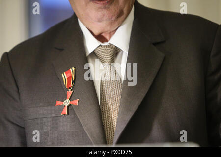 Détails d'un homme tenant une croix de l'Ordre du Mérite de la République fédérale d'Allemagne lors d'un discours Banque D'Images
