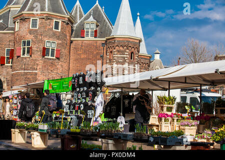 La place Nieuwmarkt général quotidien du marché des marchandises dans le vieux centre d'Amsterdam Banque D'Images